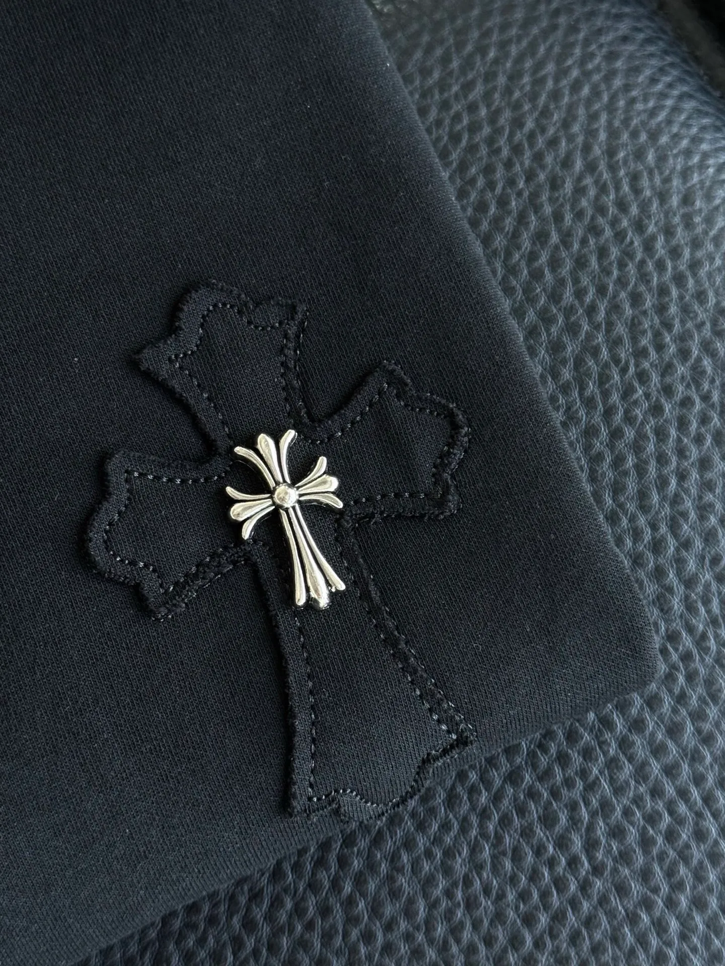 P426 Chrome Hearte CH new cross horseshoe Chrome Heart Sanskrit three-dimensional patchwork show craftsmanship, washed and frayed, double-sided cotton fabric, custom-dyed in the same vat with special bold 32-count double-strand 1X1 thread. .Light luxury, a must-have item for daily commuting for men and women.  Color: Black White Size: M~3x Style No.: 3589